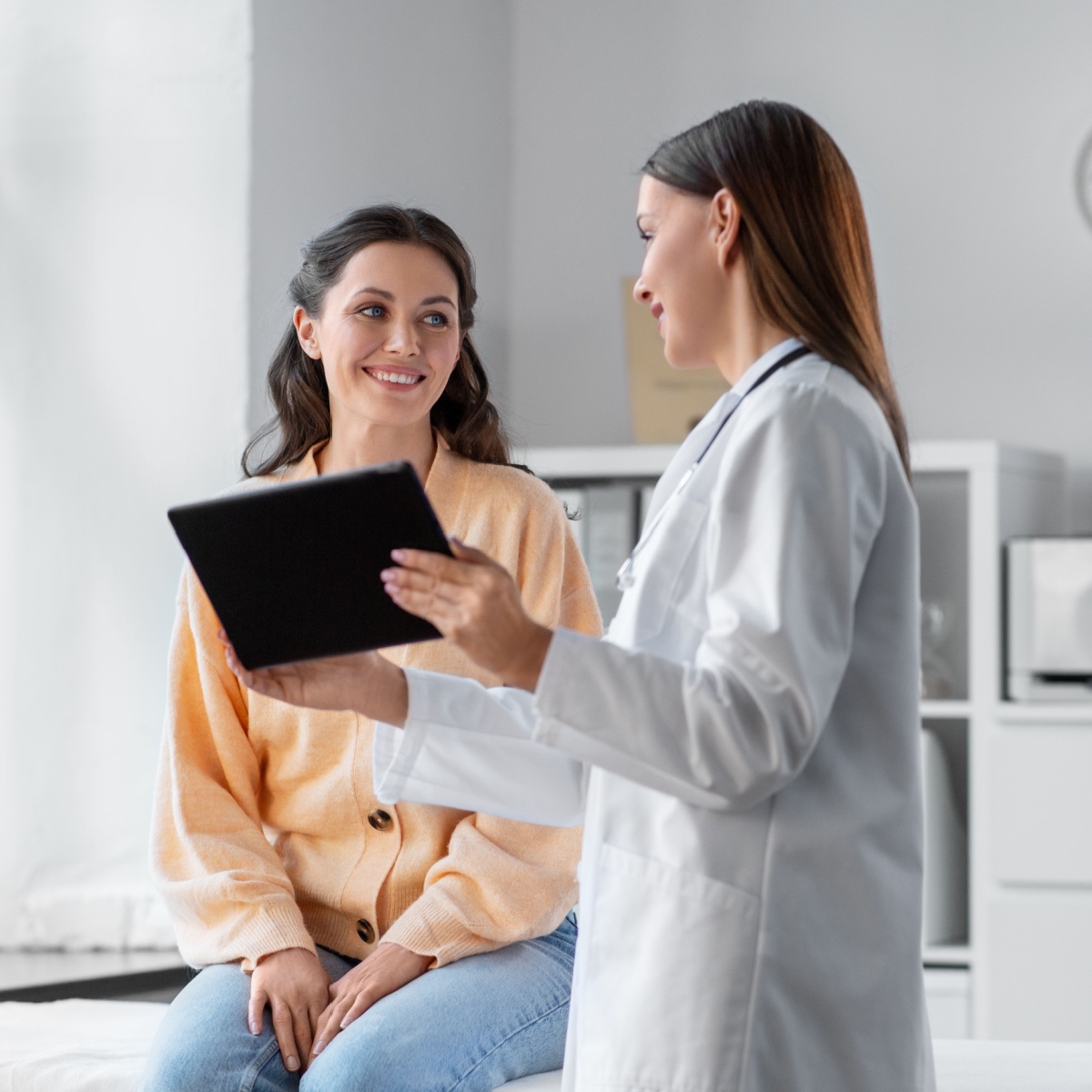 A single woman consulting with the Woodlands IVF doctor